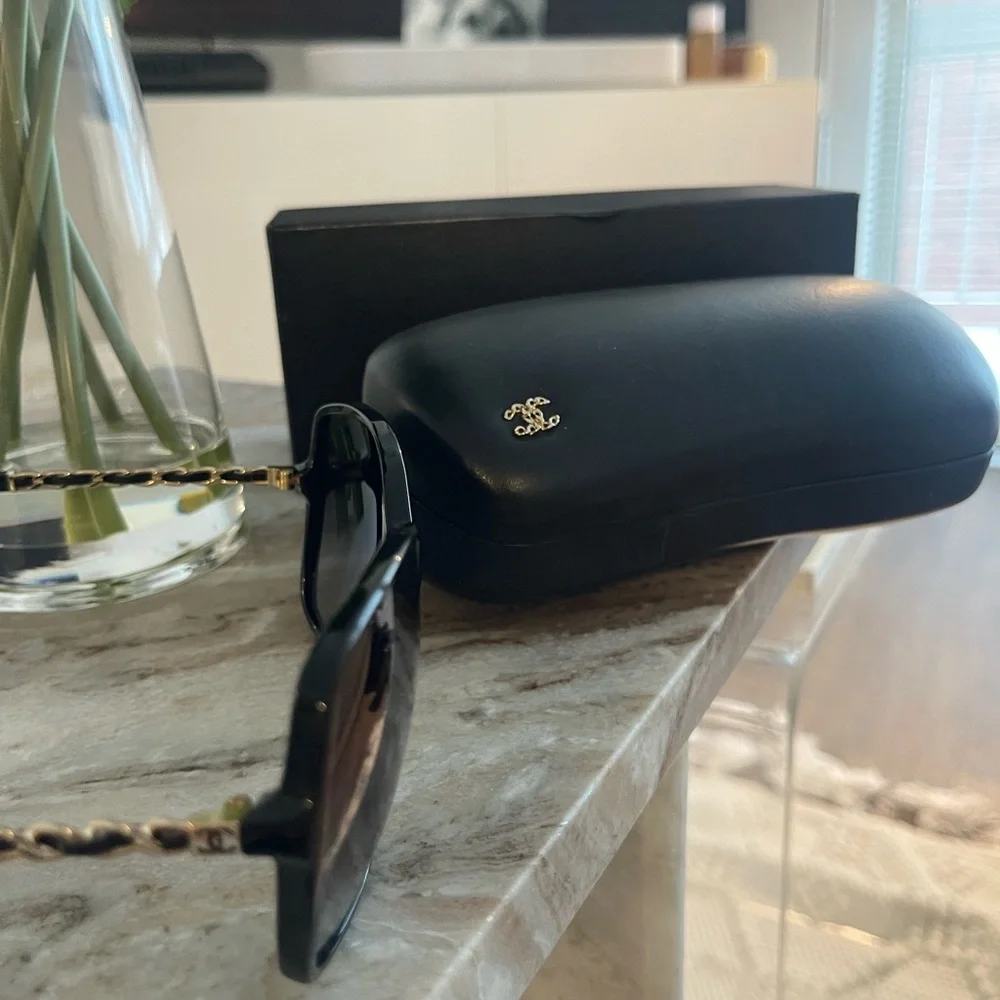 Women's Black Oversized Sunglasses - Classic Shade - Picture 2 of 8